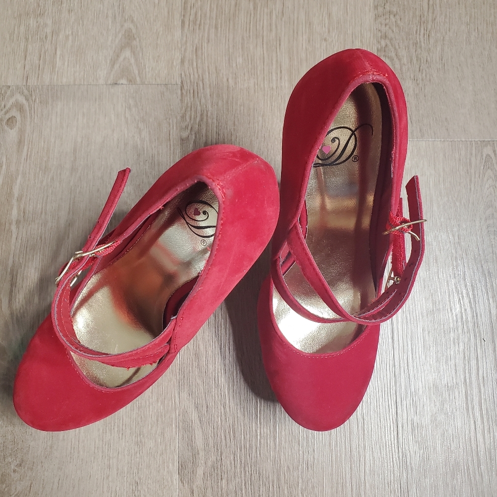 Shoes - Picture 2 of 9
